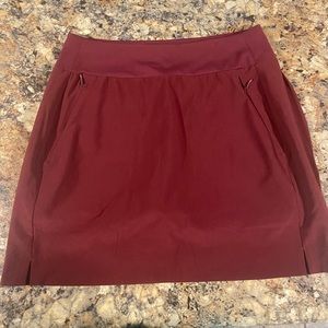 Athleta (6) Burgundy skirt with built in shorts
